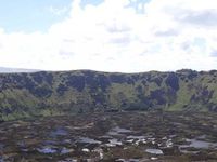 LES ILOTES POUR LA PRATIQUE DU MYTHE DE L'HOMME OISEAU ET LE CRATÈRE DU VOLCAN ORONGO