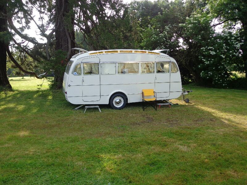 photos de l'exposition de voiture anciennes par l'atelier du temps dans le parc du restaurant Benureau