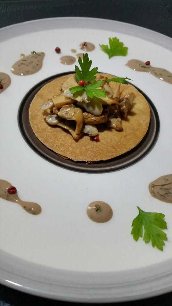 croustillant de girolles au Noilly Prat et son émulsion au basilic