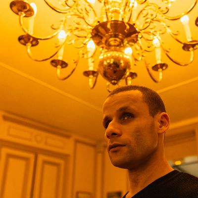 mohamed lamouri, cet algérien d'origine qui chante de sa voix cassée et de son petit clavier CASIO sur la ligne 2 du métro parisien