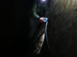 Traversée de la première grotte où nous réveillons des chauve-souris (si si dans le coin gauche de la photo en bas à droite)