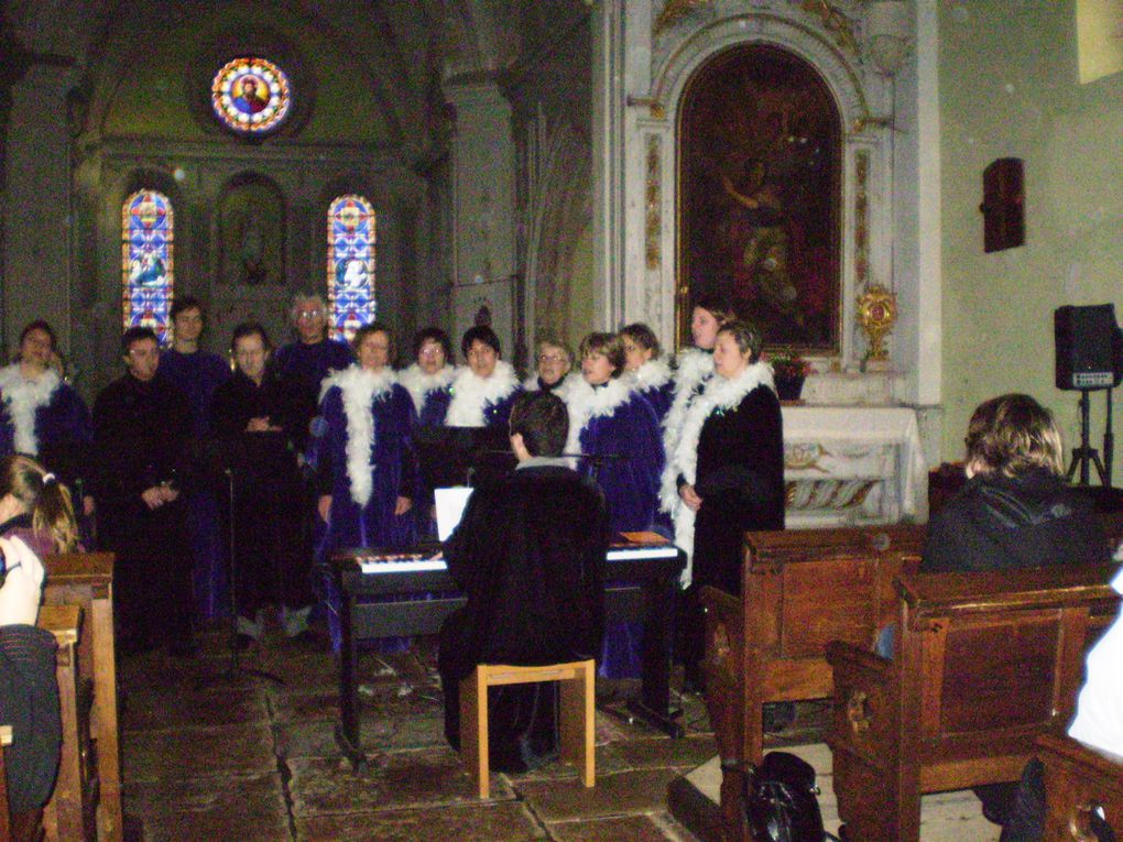 Eglise d'Athée, le Dimanche 12 Décembre. Un concert, des choristes, un chef de choeur : la joie de partager nos chansons. Pour finir cet après-midi un chocolat chaud nous attendais