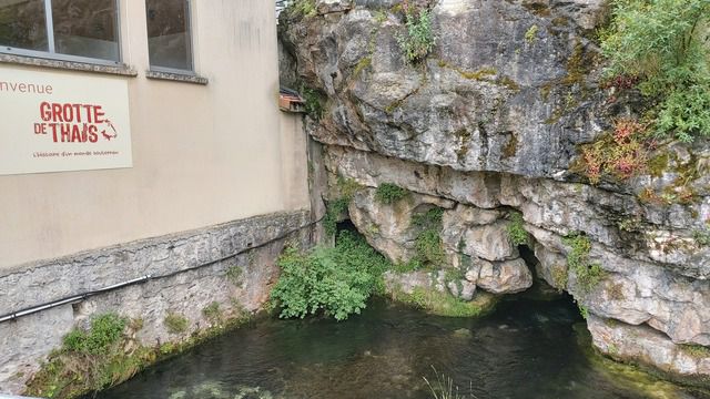 En extase devant l'exurgence de la grotte de Thaïs