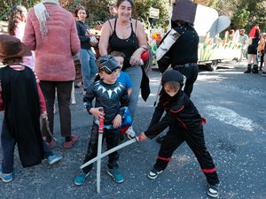 Les enfants déguisés s'amusent !