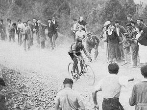  Recueil 1939 tour de France Gallica . 18 e étape Troyes-Paris ; René Vietto à gauche , équipe du Sud-Est, Albert Préjean, et le vainqueur du tour, Sylvere Maes équipe de Belgique.