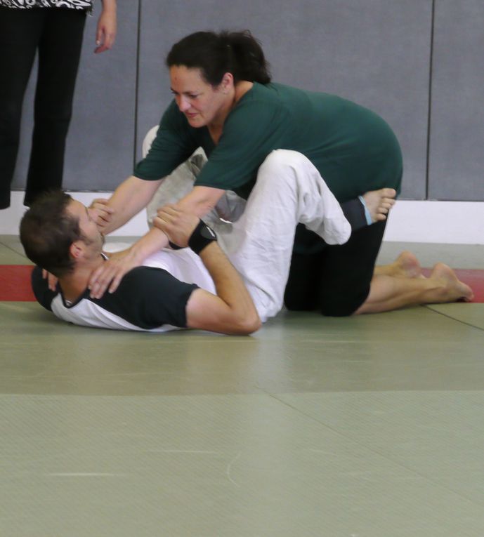 Self défense jujitsu, idéal pour self-défense pour les femmes! Jeunes ou un peu moins jeunes