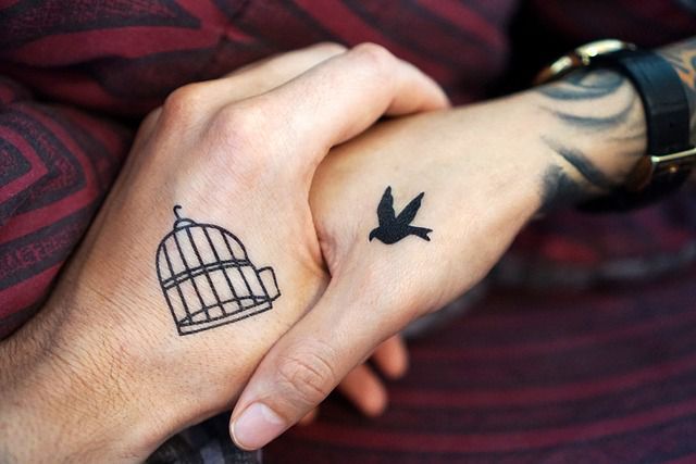 Un couple avec des tatouages sur les mains