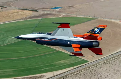 Le combat aérien de demain : un X-62 piloté par IA se mesure à un F-16 piloté par un être humain
