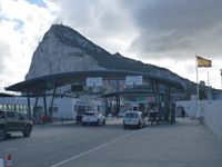 Le poste frontière côté espagnol ; le monument aux travailleurs espagnols de Gibraltar, à la Linea de la Concepción ; Winston Churchill Avenue, juste après le poste frontière