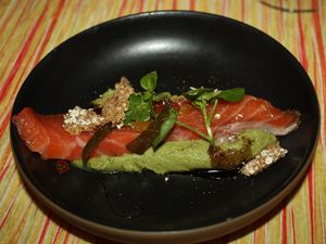 Nos entrées mardi: tartare pourpre végétal (un truc de fou, à tomber!!!), framboises fraiches, agrumes bio, poutargue et pour mon goûteur: saumon gravlax, houmous végétal, réduction orange gingembre