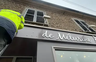 Enseigne économique en dibond découpée, aspect alu brossé 