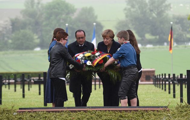 Hollande et Merkel appellent à protéger "la maison" Europe, en célébrant le centenaire de Verdun