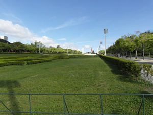 Pavillon sportif Carlos Lopes, vue sur le quartier, le jardin à traverser, le Parc Edouard VII