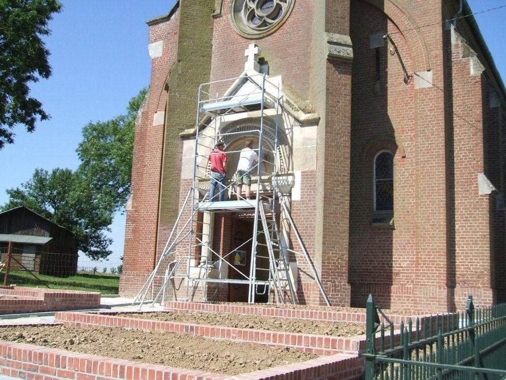 Rénovation de l'Eglise de Guillemont de 2004 à 2008.
Les travaux ont été en partie entrepris avec la participation des habitants du village.
6 décembre 2007 : L'Abbé Nicolas a aidé les enfants à créer les phrases qui ont été peintes dans l