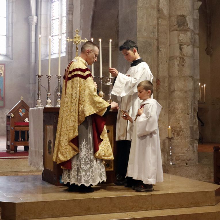 Messe du Jour de Pâques à Villars les Dombes avec Timy qui a reçu première communion.