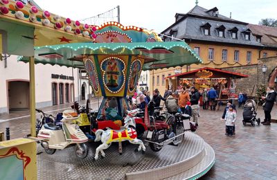 Veitshöchheimer Altortweihnacht - Impressionen vom 2. Adventswochenende mit Beiträgen der Musikschule, Nikolausbescherung, Programm im Pfarrhof, Kinderkarussell und neuen Marktständen