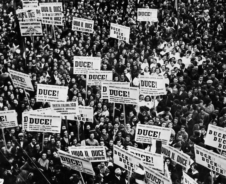 Rassemblement pour Mussolini à Bologne, en 1934. PHOTOGRAPHIE DE Andrea Jemolo, Bridgeman Images