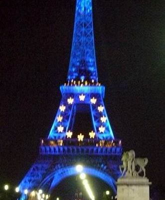 NUIT A LA TOUR EIFFEL AUX COULEURS DE L'EUROPE.