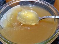 2 - Verser la gelée dans des pots à confiture préalablement lavés et stérilisés. 