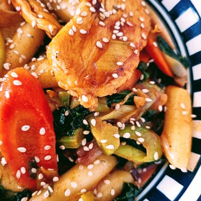 Tteokbokki au poulet et légumes sauce épicée