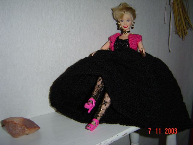 voici une grande partie de mes creations pour Barbie et cie, sauf bien entendu, celles des 2 albums.
j'espère qu'elles vous plairont.
selma