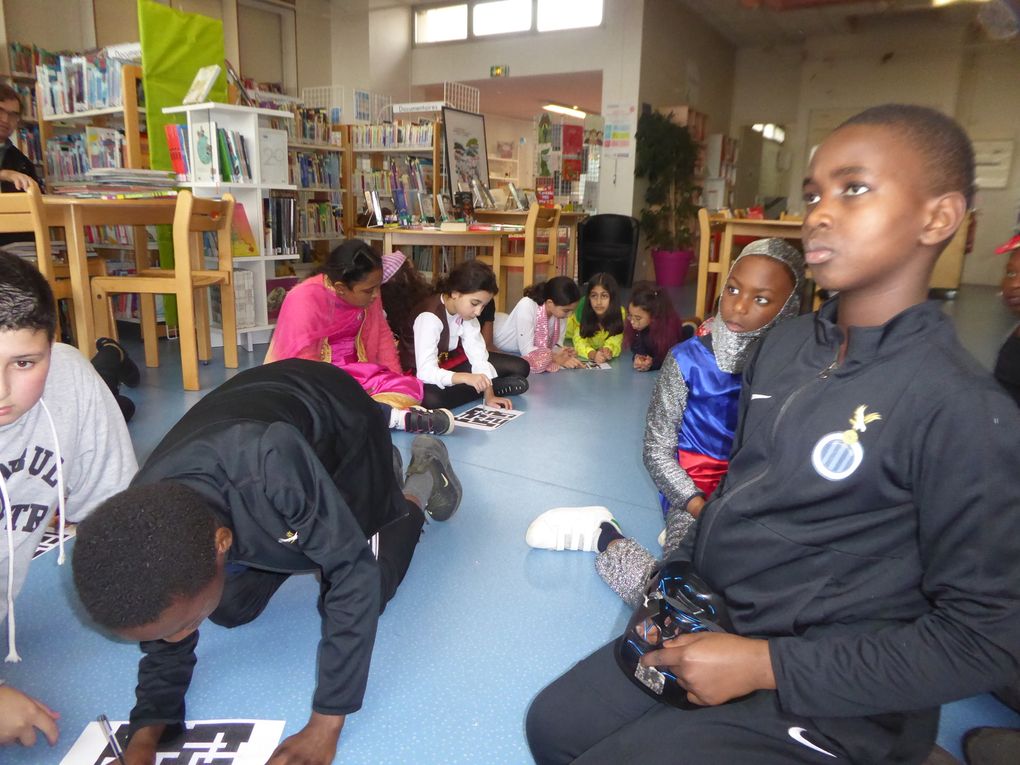 En Cm2A : au travail, dans la cour et à a bibliothèque...