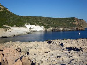 Premier mouillage sur l'ile d'Orak Adasi, face au port de Foça. Anciennement peuplée de phoques moines comme toute la côte (d'où le nom de Foça, devenue Phocée, à l'origine de la cité phocéenne... vous suivez?), elle regorge de failles, grottes et rochers érodés sur lesquels on a pas de mal à s'imaginer les phoques se prélasser... oui on sait, on en fait de beaux de phoques !!