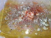 1 - Préparer à l'avance la marinade pour les gambas en ajoutant successivement les ingrédients suivant dans un récipient pouvant contenir les brochettes de gambas : un bon fond d'huile d'olive, l'ail pelé, dégermé et écrasé, le gingembre râpé, les épices et les herbes, le sel et le poivre. Mettre les gambas à mariner dans cette préparation pendant 2 à 3 h en les retournant de temps en temps pour bien imprégner toutes les faces. Découper le fromage manchego en petits cubes. Egoutter les brochettes de gambas pour retirer l'excédent d'huile, les déposer sur une plaque allant au four recouverte de papier aluminium et les passer au grill pendant 2 à 3 mn sur chaque face.