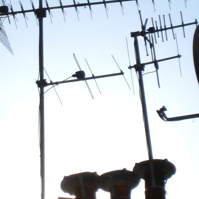 Comment installer une antenne de télévision ? (Conseils, étapes)