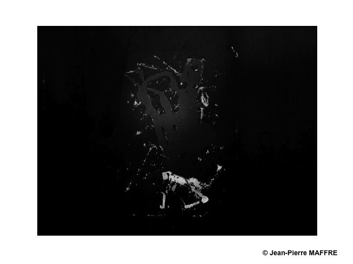 Ces jets spontanés de peinture sur de simples murs noirs créent des images animées d'une vie mystérieuse.
