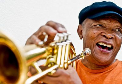hugh masekela, un grand trompettiste, bugliste et cornettiste de jazz sud-africain