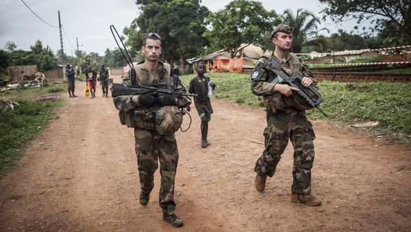 Des soldats de la Sangaris patrouillent aux alentours de Boda, dans le sud de la Centrafrique