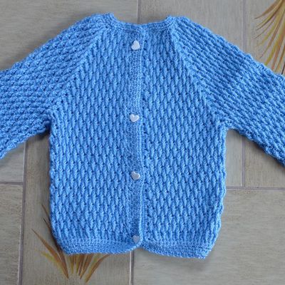 Un gilet au crochet pour Victoire, ma petite-fille...