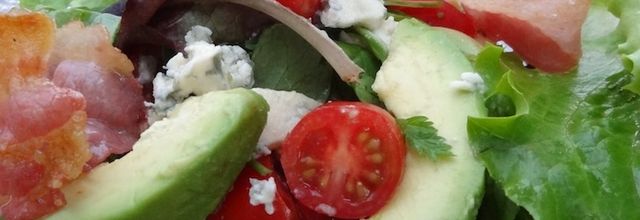 Salade estivale à l'avocat et au roquefort