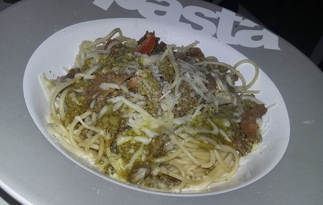 Spaghettis au pesto jambon cru et tomates