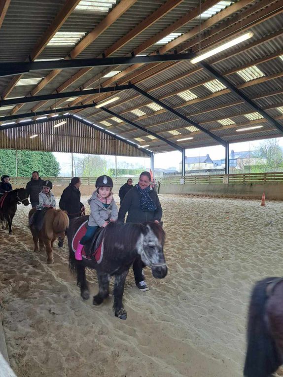 Séance 1 classe TPS PS.  Mardi 2 avril était le grand jour! Nous attendions avec impatience cette matinée poneys qui a fait plaisir à tout le monde! 3 ateliers ont été proposés : découverte de l'animal dans l'écurie, promenade à dos de poneys dans le manège, production artistique et lecture/chants dans la salle d'activité.  vivement la semaine prochaine !