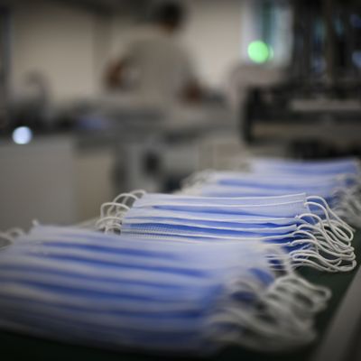 Covid-19 : pourquoi les masques sont-ils encore chers en France ?