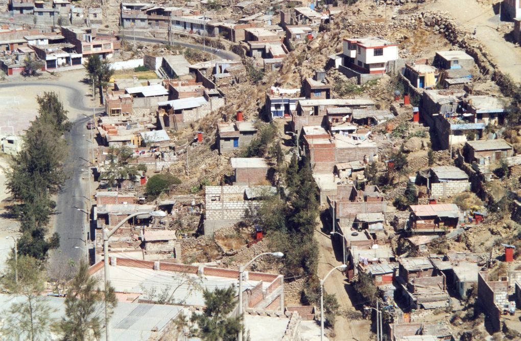 Arequipa : la ville, ses faubourgs, les deux Crèches pour les enfants de mères abandonnées par leur mari, et l'action des bénévoles venus de Bretagne...