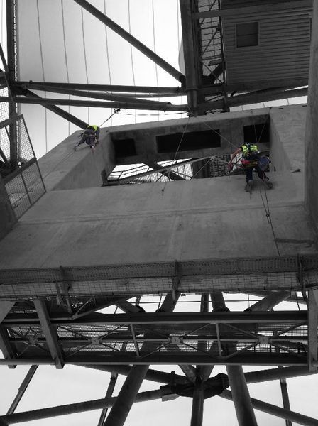 travaux sur cordes mise en place de support publicitaire