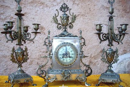  pendule mouvement de paris ancien cartel parure de cheminée argenté XIXème chandeliers