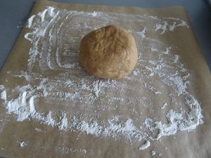 Sur une feuille de papier sulfurisé, déposez un peu de farine puis étalez votre pâte. avec un cul de poule ou saladier de 20 cm de diamètre, formez votre cercle puis découpez les contours. Faites de même avec un cul de poule ou saladier de 12 cm de diamètre puis enlevez la pâte du milieu du cercle, voilà la forme de couronne que vous devez obtenir.