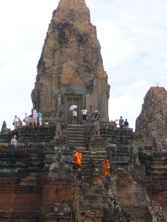 2 jours passés à Angkor, avec un bref passage à Siem Reap où se trouve l'aéroport. Trop court, pour ce qui constitue un des sommets de l'art et de l'architecture, à une époque où l'Europe était en plein Moyen-Age... personnellement ce fut un