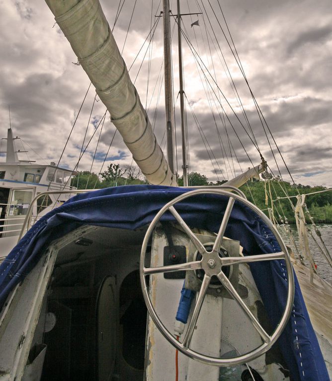 En me promenant sur le Port de la Roche-Bernard, dans le Morbihan, sur les bords de la Vilaine, j'ai eu un coup de coeur pour un dériveur intégral "INOX" et son skipper Marcel Bardiaux Photos Thierry Weber Photographe La Baule Guérande