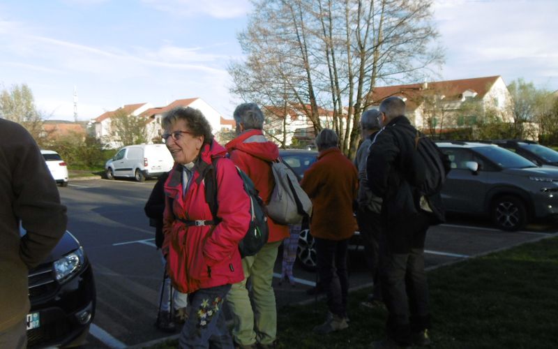 Ce 2 avril 2024 la fin de journée printanière est douce, plus de grand vent ni de pluie. 35 marcheurs sont au départ de cette marche de nuit.