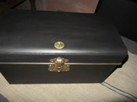 N°740 -caisse à outils ancienne, peinte en noir, vernie en acrylique mat, ferrures, serrure et plaque numérotée en laiton, 44.5 x 24 x 27 cm.