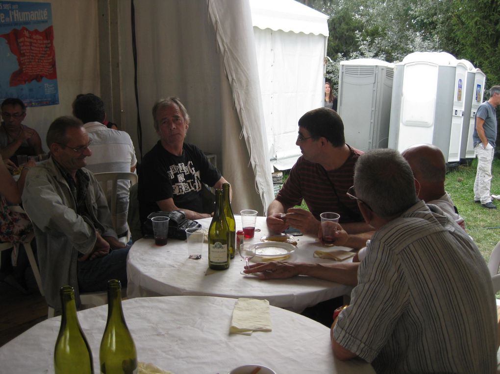 A quelques jours du lancement de la Fête de l'Humanité 2013, les communistes de Montreuil se sont réunis pour le traditionnel repas de section sur leur stand.