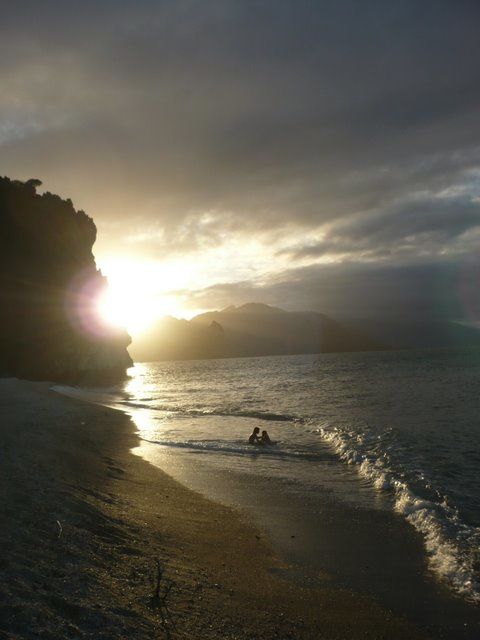 Hienghène est l'un des sites les plus touristiques de la Calédonie. Paysages magnifiques, la plage du billet de 500 et la poule font la notoriété. 
Hienghène est un villlage chargé historiquement. C'est le village natal de Jean Marie Tjibaou, 