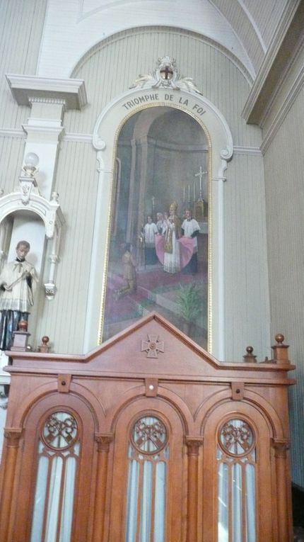 Voici des détails supplémentaires de la décoration historique de l'intérieur de l'église.