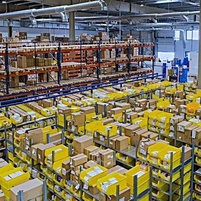 « STOP AMAZON » : SARTHE RÉSISTE À L’EMPIRE LOGISTIQUE