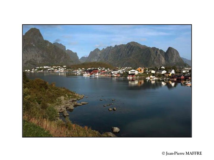 L'archipel des Lofoten situé en mer de Norvège est célèbre pour la beauté de ses montagnes, ses petits villages de pêcheurs et ses belles lumières.